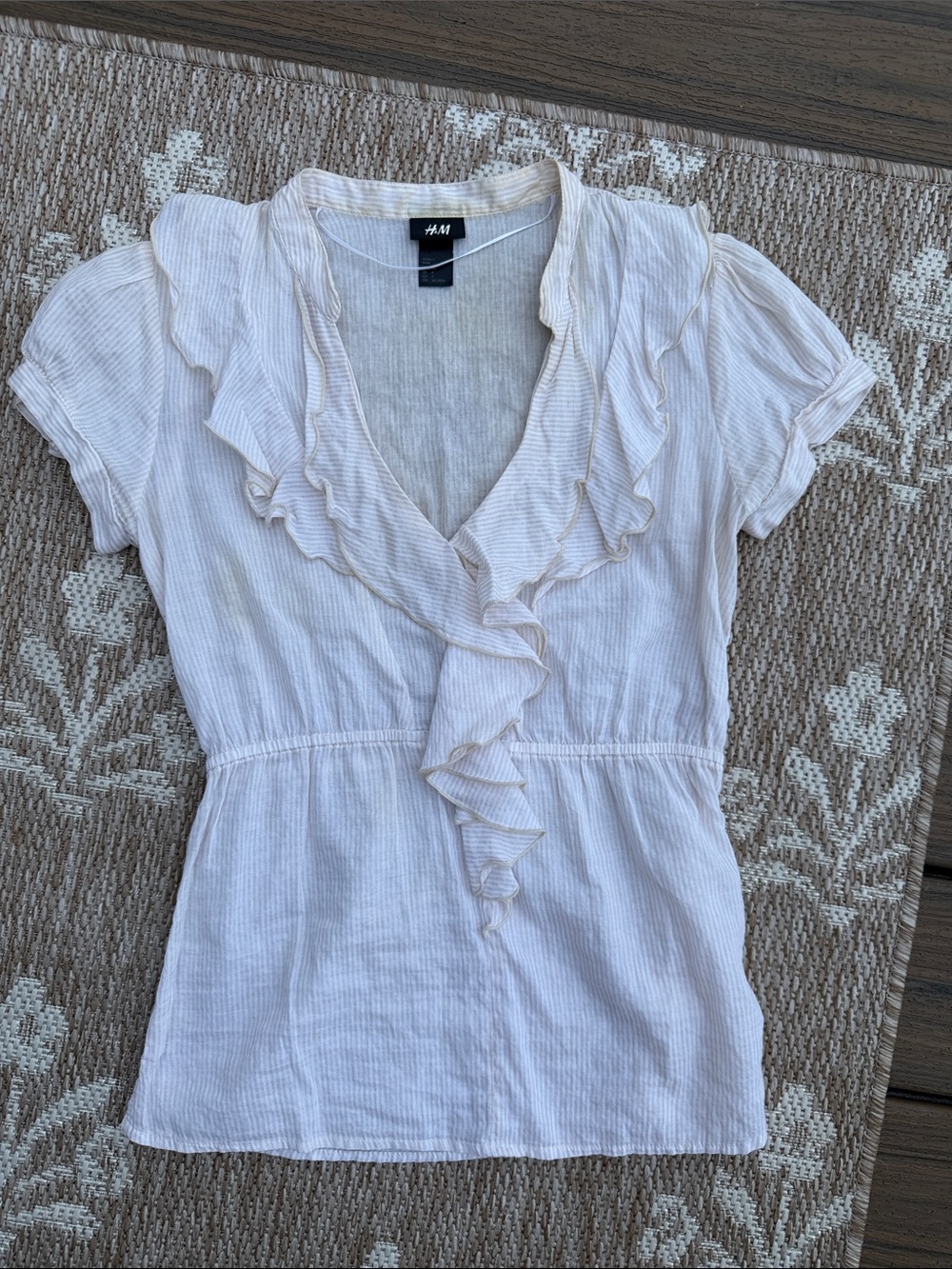H&M Cream Ruffle V-Neck Short Sleeve Blouse